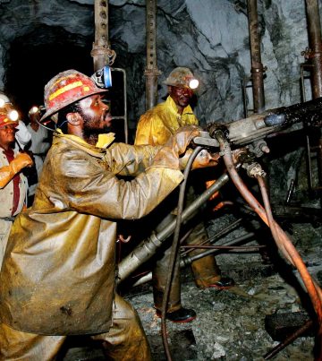 Mineworkers work deep underground at Harmony Gold Mine's Cooke shaft near Johannesburg, September 22, 2005. REUTERS/Mike Hutchings